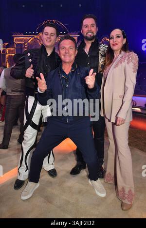 Alexis Henry Lacey-Krone, Stefan Mross, Jana Mandana Lacey-Krone und Martin Lacey jr. / Premiere / Circus Krone / Farbenspiel Gold Edition / Theresienwiese / München / 10. April 2025 *** Alexis Henry Lacey Krone, Stefan Mross, Jana Mandana Lacey Krone und Martin Lacey jr Premiere Circus Krone Farbenspiel Gold Edition Theresienwiese München 10. April 2025 Stockfoto