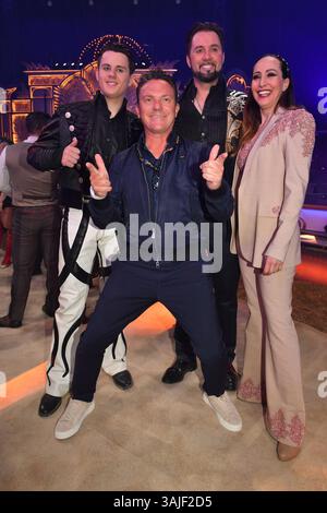 Alexis Henry Lacey-Krone, Stefan Mross, Jana Mandana Lacey-Krone und Martin Lacey jr. / Premiere / Circus Krone / Farbenspiel Gold Edition / Theresienwiese / München / 10. April 2025 *** Alexis Henry Lacey Krone, Stefan Mross, Jana Mandana Lacey Krone und Martin Lacey jr Premiere Circus Krone Farbenspiel Gold Edition Theresienwiese München 10. April 2025 Stockfoto