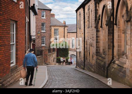 Durham, Großbritannien - 22. Juni 2024: Malerische Kopfsteinpflasterstraße mit charmanter Architektur in der historischen Altstadt von Durham, England. Stockfoto