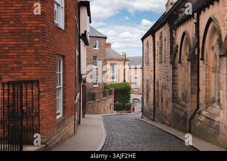Malerische Kopfsteinpflasterstraße mit bezaubernder Architektur in der historischen Altstadt von Durham, England. Stockfoto