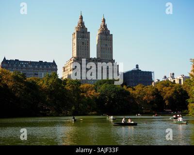 Ruderboote im Herbst auf dem See im Central Park, New York City Stockfoto