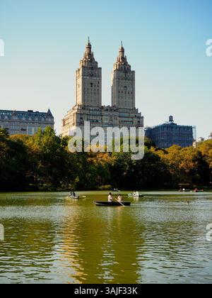Ruderboote im Herbst auf dem See im Central Park, New York City Stockfoto