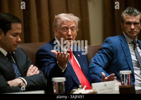 WASHINGTON DC, USA - 10. April 2025 - US-Präsident Donald Trump hält am Donnerstag, 10. April 2025, im Kabinettssaal des Weißen Hou eine Kabinettssitzung ab Stockfoto