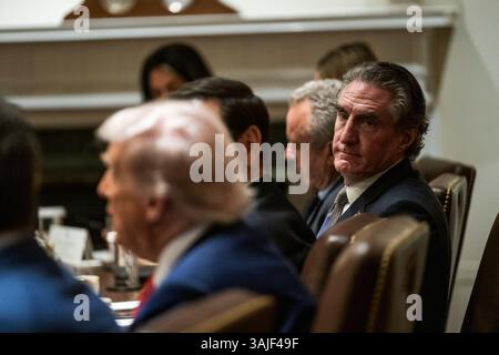 WASHINGTON DC, USA - 10. April 2025 - US-Präsident Donald Trump hält am Donnerstag, 10. April 2025, im Kabinettssaal des Weißen Hou eine Kabinettssitzung ab Stockfoto