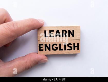 Lernen Sie englische Botschaft auf Holzblöcken auf weißem Hintergrund. Symbol für konzeptuelles Lernen englisch. Kopierbereich. Stockfoto
