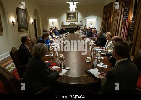 WASHINGTON DC, USA - 10. April 2025 - US-Präsident Donald Trump hält am Donnerstag, 10. April 2025, im Kabinettssaal des Weißen Hou eine Kabinettssitzung ab Stockfoto