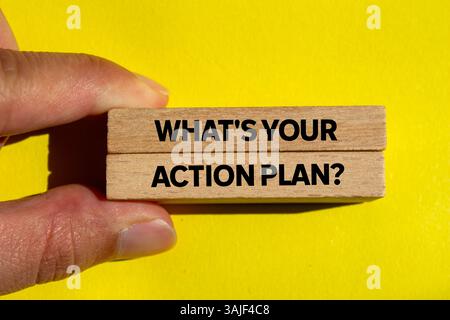 Was ist deine Botschaft für einen Aktionsplan auf Holzblöcken auf gelbem Hintergrund? Was ist Ihr Maßnahmenplan-Symbol? Kopierbereich. Stockfoto