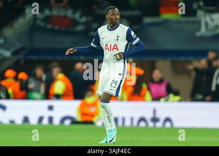 London, Großbritannien. Januar 2015. Pape Matar Sarr vom Tottenham Hotspur FC gegen Eintracht Frankfurt UEFA Europa League Viertelfinale im Tottenham Hotspur Stadium, London, England, Vereinigtes Königreich am 10. April 2025 Credit: Dylan Hepworth/Every Second Media Credit: Every Second Media/Alamy Live News Stockfoto