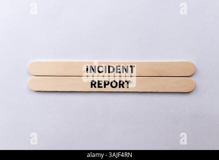 Meldung über den Vorfall auf Holzstäbchen auf weißem Hintergrund. Symbol für den konzeptionellen Vorfallbericht. Kopierbereich. Stockfoto