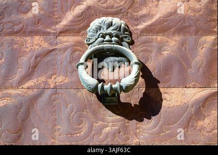 Mittelalterliches Metallklopfen an der Eingangstür der Kathedrale St. Maria. Stockfoto