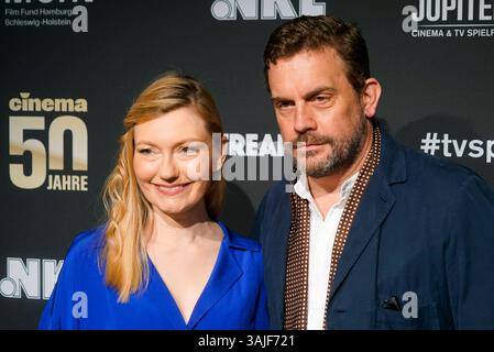 Sebastian Bezzel und Ehefrau Johanna Christine Gehlen Ehepaar Schauispieler zu Gast auf dem roten Teppich bei der Preisverleihung des 47. Jupiter-Preis im Altonaer Kaispeicher am 10.04.2025 in Hamburg Deutschland *** Sebastian Bezzel und Frau Johanna Christine Gehlen Paar Schauispieler als Gäste auf dem roten Teppich bei der Jupiter-Preisverleihung 47 im Altonaer Kaispeicher am 10 04 2025 in Hamburg Deutschland Stockfoto