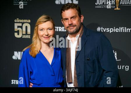 Sebastian Bezzel und Ehefrau Johanna Christine Gehlen Ehepaar Schauispieler zu Gast auf dem roten Teppich bei der Preisverleihung des 47. Jupiter-Preis im Altonaer Kaispeicher am 10.04.2025 in Hamburg Deutschland *** Sebastian Bezzel und Frau Johanna Christine Gehlen Paar Schauispieler als Gäste auf dem roten Teppich bei der Jupiter-Preisverleihung 47 im Altonaer Kaispeicher am 10 04 2025 in Hamburg Deutschland Stockfoto