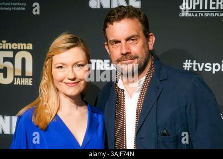 Sebastian Bezzel und Ehefrau Johanna Christine Gehlen Ehepaar Schauispieler zu Gast auf dem roten Teppich bei der Preisverleihung des 47. Jupiter-Preis im Altonaer Kaispeicher am 10.04.2025 in Hamburg Deutschland *** Sebastian Bezzel und Frau Johanna Christine Gehlen Paar Schauispieler als Gäste auf dem roten Teppich bei der Jupiter-Preisverleihung 47 im Altonaer Kaispeicher am 10 04 2025 in Hamburg Deutschland Stockfoto