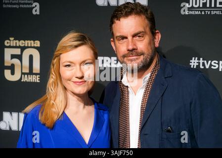 Sebastian Bezzel und Ehefrau Johanna Christine Gehlen Ehepaar Schauispieler zu Gast auf dem roten Teppich bei der Preisverleihung des 47. Jupiter-Preis im Altonaer Kaispeicher am 10.04.2025 in Hamburg Deutschland *** Sebastian Bezzel und Frau Johanna Christine Gehlen Paar Schauispieler als Gäste auf dem roten Teppich bei der Jupiter-Preisverleihung 47 im Altonaer Kaispeicher am 10 04 2025 in Hamburg Deutschland Stockfoto