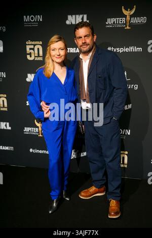 Sebastian Bezzel und Ehefrau Johanna Christine Gehlen Ehepaar Schauispieler zu Gast auf dem roten Teppich bei der Preisverleihung des 47. Jupiter-Preis im Altonaer Kaispeicher am 10.04.2025 in Hamburg Deutschland *** Sebastian Bezzel und Frau Johanna Christine Gehlen Paar Schauispieler als Gäste auf dem roten Teppich bei der Jupiter-Preisverleihung 47 im Altonaer Kaispeicher am 10 04 2025 in Hamburg Deutschland Stockfoto