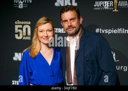 Sebastian Bezzel und Ehefrau Johanna Christine Gehlen Ehepaar Schauispieler zu Gast auf dem roten Teppich bei der Preisverleihung des 47. Jupiter-Preis im Altonaer Kaispeicher am 10.04.2025 in Hamburg Deutschland *** Sebastian Bezzel und Frau Johanna Christine Gehlen Paar Schauispieler als Gäste auf dem roten Teppich bei der Jupiter-Preisverleihung 47 im Altonaer Kaispeicher am 10 04 2025 in Hamburg Deutschland Stockfoto