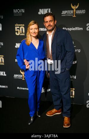 Sebastian Bezzel und Ehefrau Johanna Christine Gehlen Ehepaar Schauispieler zu Gast auf dem roten Teppich bei der Preisverleihung des 47. Jupiter-Preis im Altonaer Kaispeicher am 10.04.2025 in Hamburg Deutschland *** Sebastian Bezzel und Frau Johanna Christine Gehlen Paar Schauispieler als Gäste auf dem roten Teppich bei der Jupiter-Preisverleihung 47 im Altonaer Kaispeicher am 10 04 2025 in Hamburg Deutschland Stockfoto