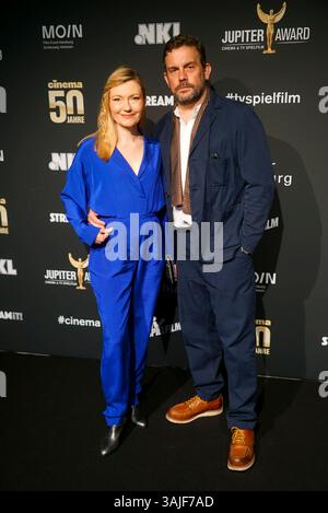 Sebastian Bezzel und Ehefrau Johanna Christine Gehlen Ehepaar Schauispieler zu Gast auf dem roten Teppich bei der Preisverleihung des 47. Jupiter-Preis im Altonaer Kaispeicher am 10.04.2025 in Hamburg Deutschland *** Sebastian Bezzel und Frau Johanna Christine Gehlen Paar Schauispieler als Gäste auf dem roten Teppich bei der Jupiter-Preisverleihung 47 im Altonaer Kaispeicher am 10 04 2025 in Hamburg Deutschland Stockfoto