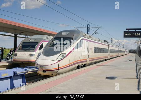 Zug der renfe, Bahnsteig, Hauptbahnhof, Toledo, Spanien *** Zug der renfe, Bahnsteig, Hauptbahnhof, Toledo, Spanien Stockfoto