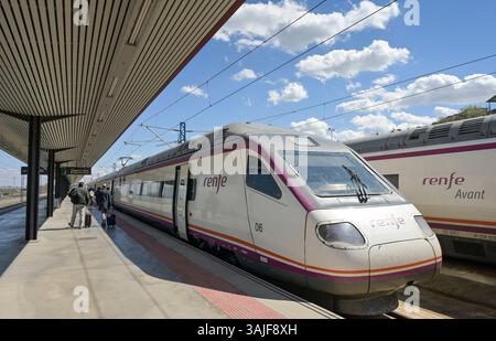 Zug der renfe, Bahnsteig, Hauptbahnhof, Toledo, Spanien *** Zug der renfe, Bahnsteig, Hauptbahnhof, Toledo, Spanien Stockfoto