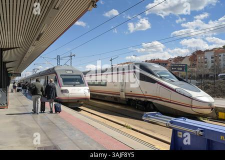 Zug der renfe, Bahnsteig, Hauptbahnhof, Toledo, Spanien *** Zug der renfe, Bahnsteig, Hauptbahnhof, Toledo, Spanien Stockfoto