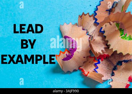 Meldung „Lead by Example“ auf blauem Hintergrund geschrieben. Konzeptuelle Führung durch Beispielsymbol. Kopierbereich. Stockfoto