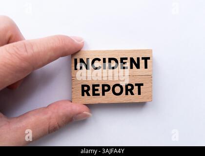 Meldung über den Vorfall auf Holzblöcken auf weißem Hintergrund. Symbol für den konzeptionellen Vorfallbericht. Kopierbereich. Stockfoto