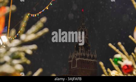 Spasskaya-Turm des Moskauer Kremls am verschneiten Silvesterabend Stockfoto