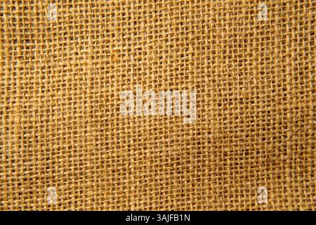 Ein eng gerahmter Top-Down-Schuh zeigt die raue Textur des Sackleinen-Materials. Die groben, gewebten Fasern verzahnen sich in einem einfachen über-und-unter-Muster. Stockfoto