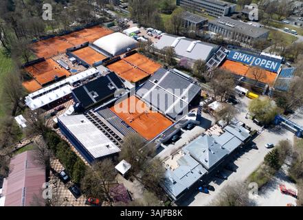 München, Deutschland. April 2025. Tennis: ATP Tour - München, Eröffnungspressekonferenz. Das neue Center Court ist während der Pressekonferenz zu sehen (Luftaufnahme mit Drohne). Die Anlage wurde für das Turnier umgebaut. Das ATP-Turnier findet ab 12.04 in München statt. Bis 20.05.2025. Quelle: Sven Hoppe/dpa/Alamy Live News Stockfoto