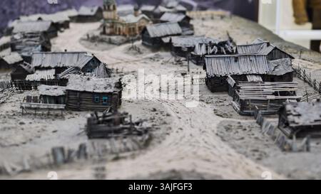 Miniaturmodell eines alten hölzernen Dorfes, das ländliches Leben in vorindustrieller Zeit zeigt Stockfoto