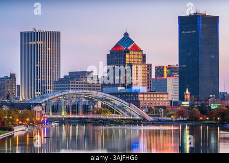 Rochester, New York, USA, Stadtbild am Genesee River bei Sonnenaufgang. Stockfoto