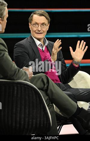 Markus Lanz li. mit Karl Lauterbach 04/25 ihr Markus Lanz li. Und Karl Lauterbach am 10. April 2025 in Markus Lanz , ZDF Aufzeichnung vom 07. April TV Fernsehen Talkshow Talk Show Deutschland deutsch deutscher Mann Männer Politik Politiker SPD-Minister Gesundheit Arzt Mediziner Gesundheitsökonom italienisch-deuscher Journalist Journalismus Moderator Moderation Autor Fotografie Fotograf italienischer deutscher Journalismus Moderator Moderator Fotograf Autor Autor Schriftsteller Politiker Mediziner Wissenschaftler hoch halb sitzend sprechend zuhörend gestikuliert *** Markus Lanz li mit Karl Lauterbach Stockfoto