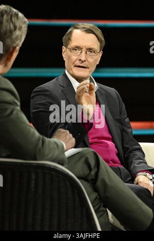 Markus Lanz li. mit Karl Lauterbach 04/25 ihr Markus Lanz li. Und Karl Lauterbach am 10. April 2025 in Markus Lanz , ZDF Aufzeichnung vom 07. April TV Fernsehen Talkshow Talk Show Deutschland deutsch deutscher Mann Männer Politik Politiker SPD-Minister Gesundheit Arzt Mediziner Gesundheitsökonom italienisch-deuscher Journalist Journalismus Moderator Moderation Autor Fotografie Fotograf italienischer deutscher Journalismus Moderator Moderator Fotograf Autor Autor Schriftsteller Politiker Mediziner Wissenschaftler hoch halb sitzend sprechend zuhörend gestikuliert *** Markus Lanz li mit Karl Lauterbach Stockfoto