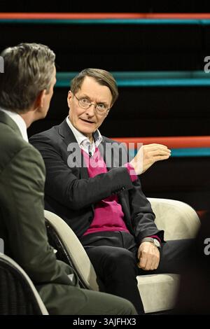 Markus Lanz li. mit Karl Lauterbach 04/25 ihr Markus Lanz li. Und Karl Lauterbach am 10. April 2025 in Markus Lanz , ZDF Aufzeichnung vom 07. April TV Fernsehen Talkshow Talk Show Deutschland deutsch deutscher Mann Männer Politik Politiker SPD-Minister Gesundheit Arzt Mediziner Gesundheitsökonom italienisch-deuscher Journalist Journalismus Moderator Moderation Autor Fotografie Fotograf italienischer deutscher Journalismus Moderator Moderator Fotograf Autor Autor Schriftsteller Politiker Mediziner Wissenschaftler hoch halb sitzend sprechend zuhörend gestikuliert *** Markus Lanz li mit Karl Lauterbach Stockfoto