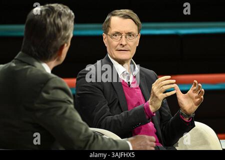Markus Lanz li. mit Karl Lauterbach 04/25 ihr Markus Lanz li. Und Karl Lauterbach am 10. April 2025 in Markus Lanz , ZDF Aufzeichnung vom 07. April TV Fernsehen Talkshow Talk Show Deutschland deutsch deutscher Mann Männer Politik Politiker SPD-Minister Gesundheit Arzt Mediziner Gesundheitsökonom italienisch-deuscher Journalist Journalismus Moderator Moderation Autor Fotografie Fotograf italienischer deutscher Journalismus Moderator Moderator Fotograf Autor Autor Schriftsteller Politiker Mediziner Wissenschaftler quer halb sitzend sprechend zuhörend gestikuliert *** Markus Lanz li mit Karl Lauterbach Stockfoto