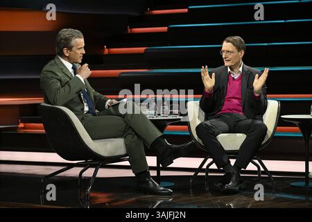 Markus Lanz li. mit Karl Lauterbach 04/25 ihr Markus Lanz li. Und Karl Lauterbach am 10. April 2025 in Markus Lanz , ZDF Aufzeichnung vom 07. April TV Fernsehen Talkshow Talkshow Deutschland deutsch deutscher Mann Politik Politiker SPD-Minister Gesundheit Arzt Mediziner Gesundheitsökonom italienisch-deuscher Journalist Journalismus Moderator Moderation Autor Fotografie Fotograf italienischer deutscher Journalismus Moderator Moderator Fotograf Autor Autor Autor Politiker Arzt Wissenschaftler quer ganz freistellbar sitzend sprechend zuhörend gestikuliert *** Markus Lanz li mit Kar Stockfoto