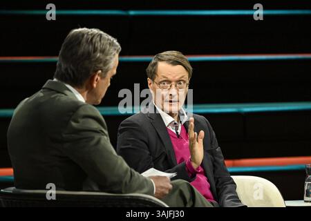 Markus Lanz li. mit Karl Lauterbach 04/25 ihr Markus Lanz li. Und Karl Lauterbach am 10. April 2025 in Markus Lanz , ZDF Aufzeichnung vom 07. April TV Fernsehen Talkshow Talk Show Deutschland deutsch deutscher Mann Männer Politik Politiker SPD-Minister Gesundheit Arzt Mediziner Gesundheitsökonom italienisch-deuscher Journalist Journalismus Moderator Moderation Autor Fotografie Fotograf italienischer deutscher Journalismus Moderator Moderator Fotograf Autor Autor Schriftsteller Politiker Mediziner Wissenschaftler quer halb sitzend sprechend zuhörend gestikuliert *** Markus Lanz li mit Karl Lauterbach Stockfoto
