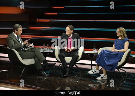 Talkrunde bei Markus Lanz , ZDF 04/25 her Markus Lanz, Karl Lauterbach und Alena Buyx v. li. Am 10. April 2025 in Markus Lanz , ZDF Aufzeichnung vom 07. April TV Fernsehen Talkshow Talkshow Deutschland deutsch deutscher deutscher Mann Frau Politik Politiker SPD Minister Gesundheitsminister Gesundheit Arzt Mediziner Gesundheitsökonom Medizinethikerin Ethikerin Wissenschaftlerin italienisch-deuscher Journalist Journalismus Moderator Moderation Autor Fotografie Fotograf italienischer deutscher Journalismus Moderator Moderator Fotograf Moderator Fotografin Autorin Autorin deutsche Ethikerin Ethikerin Politikerin Ärztin s Stockfoto
