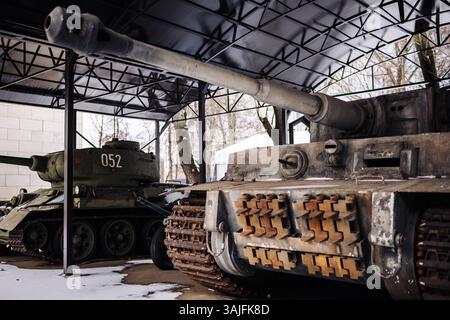 Deutsche Tiger I und sowjetische T-34-85 Panzer stehen im Museumshangar Stockfoto