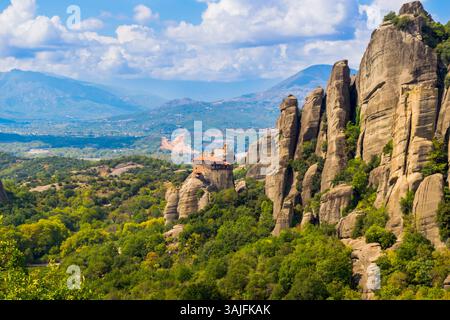 Panoramablick auf das Kloster St. Nikolaus Anapafsas auf den Felsen von Meteora in Thessalien, Griechenland Stockfoto