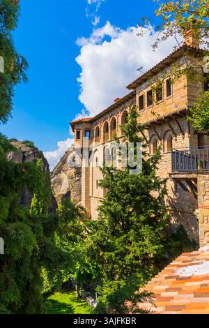 Panoramablick auf das Heilige Kloster Varlaam in Meteora mit Park darunter, Thessalien, Griechenland Stockfoto