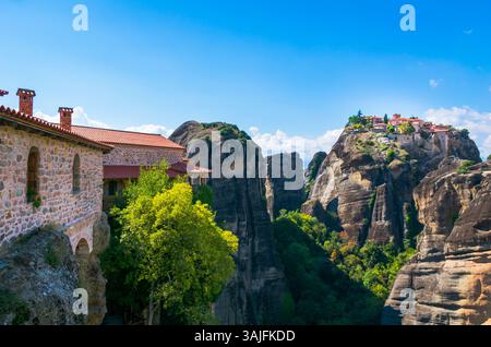 Panoramablick vom Heiligen Kloster Varlaam bis zum Heiligen Kloster des Großen Meteorons auf der Sandsteinsäule in Meteora, Thessalien, Griechenland Stockfoto