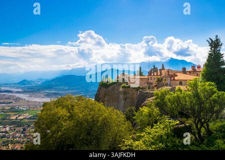 Panoramablick auf das Meteora Kloster St. Stefanos mit Stadt und Tal darunter, Thessalien, Griechenland Stockfoto