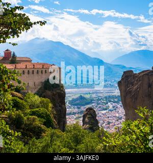 Panoramablick auf das Meteora Kloster St. Stefanos mit Kalabaka Stadt unten, Thessalien, Griechenland Stockfoto