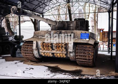 Der deutsche Tiger II-Panzer steht im Winter unter freiem Himmel Stockfoto