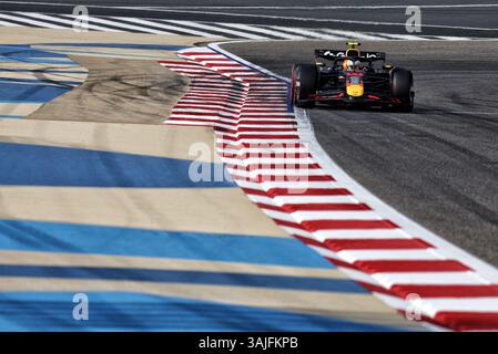 Sakhir, Bahrain. April 2025. Ayumu Iwasa (JPN) Red Bull Racing RB21 Testfahrer. 11.04.2025. Formel-1-Weltmeisterschaft, Rd 4, Grand Prix Von Bahrain, Sakhir, Bahrain, Practice Day Credit: James Moy/Alamy Live News Stockfoto