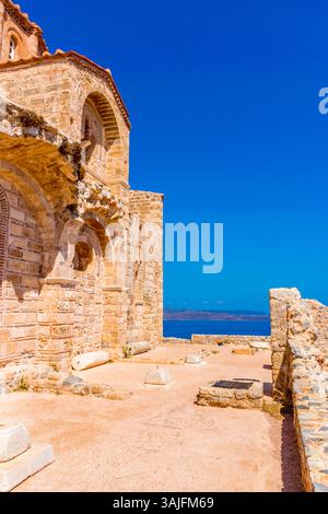 Panoramablick auf die Heilige Kirche von Hagia Sophia in der Oberstadt von Monemvasia, Laconia, Griechenland Stockfoto