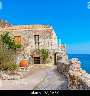 Traditionelles Steinhaus an der Stadtmauer mit einer bogenförmigen Gasse in Monemvasia, Laconia, Griechenland Stockfoto