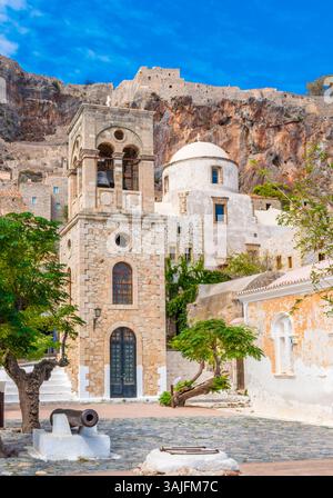 Monemvasia Hauptplatz der Stadt mit der Heiligen Kirche Christi in Ketten, Steinglockenturm und restauriertem Kanon, Laconia, Griechenland Stockfoto